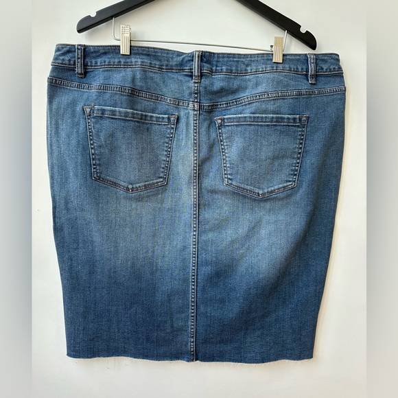 LANE BRYANT - DISTRESSED & REPAIRED RAW EDGE HEM STRETCH DENIM SKIRT - SIZE 18 - Picture 2 of 6
